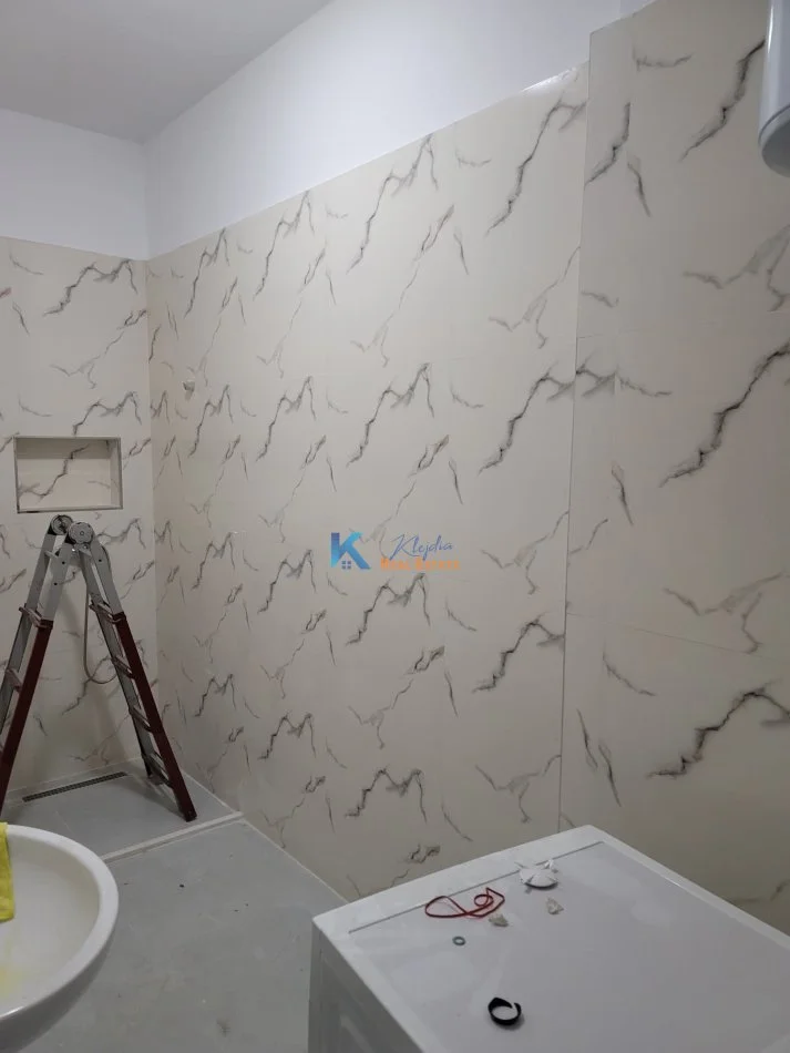 Tirane, jap me qera apartament 2+1+Ballkon Kati 3, 94 m² 500 € (perballe spitalit Amerikan 3)