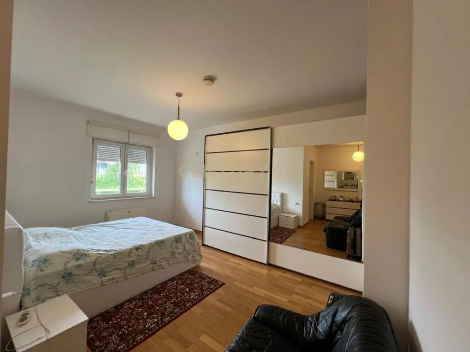 𝐓𝐢𝐫𝐚𝐧𝐞, 𝐣𝐞𝐩𝐞𝐭 𝐦𝐞 𝐪𝐞𝐫𝐚 𝐚𝐩𝐚𝐫𝐭𝐚𝐦𝐞𝐧𝐭 𝟐+𝟏 𝐊𝐚𝐭𝐢 𝟐, 𝟏𝟑𝟐 𝐦² 𝟏.𝟎𝟎𝟎 € (𝐑𝐞𝐬𝐢𝐝𝐞𝐧𝐜𝐚 𝐓𝐨𝐮𝐜𝐡 𝐨𝐟 𝐒𝐮𝐧, 𝐒𝐚𝐮𝐤 𝐢 𝐑𝐢)