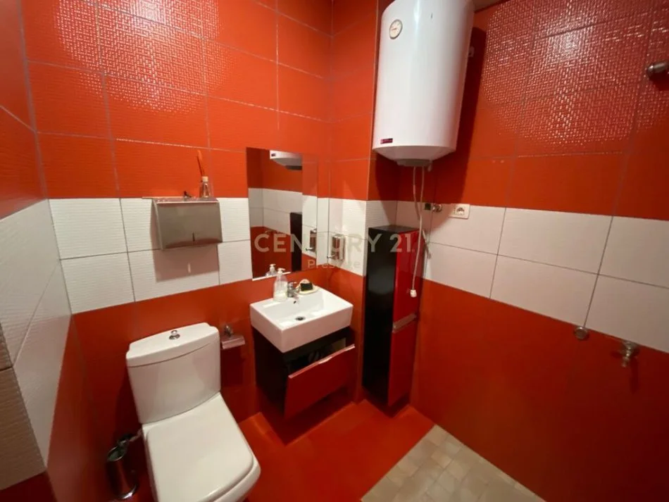 𝐓𝐢𝐫𝐚𝐧𝐞, 𝐣𝐞𝐩𝐞𝐭 𝐦𝐞 𝐪𝐞𝐫𝐚 𝐚𝐦𝐛𝐣𝐞𝐧𝐭 𝐛𝐢𝐳𝐧𝐞𝐬𝐢 𝐊𝐚𝐭𝐢 𝟏, 𝟕𝟎 𝐦² 𝟗𝟎𝟎 € (𝐏𝐚𝐳𝐚𝐫𝐢 𝐢 𝐫𝐢)