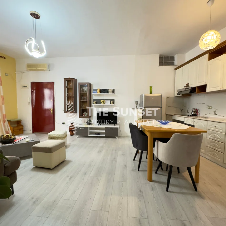 Tirane, jepet me qera apartament 1+1+Ballkon Kati 2, 600 € (15 Kateshi)