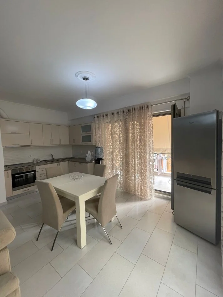 Tirane, jepet me qera apartament 2+1+Ballkon Kati 5, 110 m² 1.000 € (rruga e kavajes)