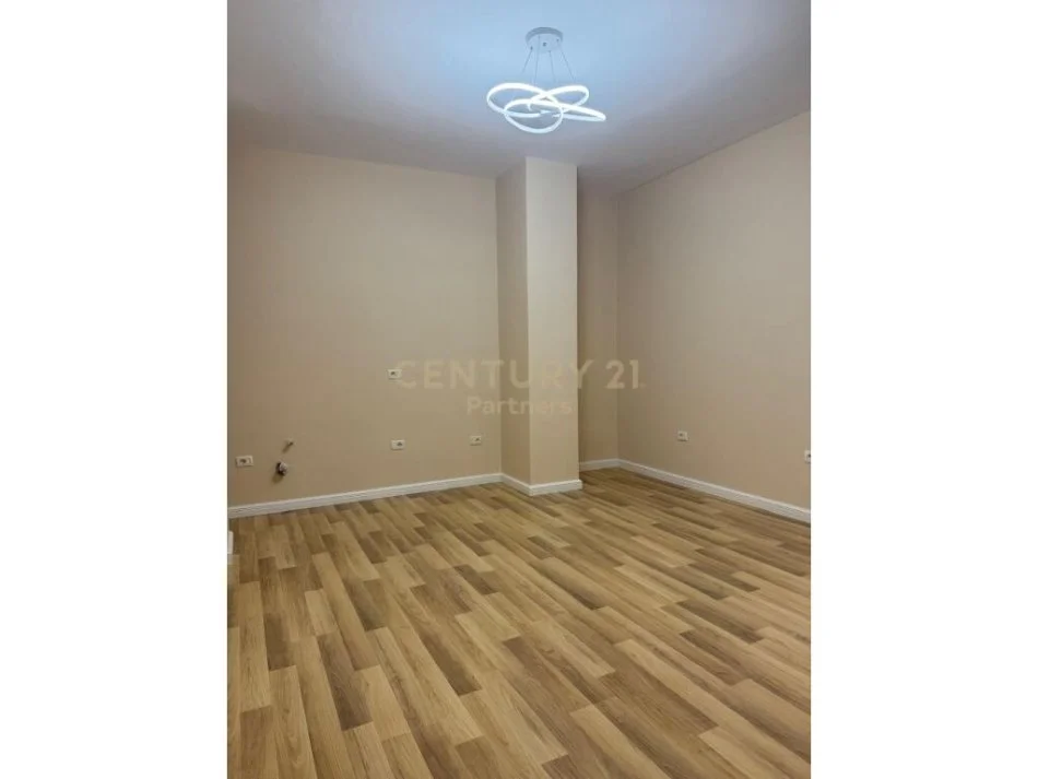 Tirane, shitet apartament 2+1+Ballkon Kati 2, 85 m² 125.000 € (Rruga Tish Dahia)