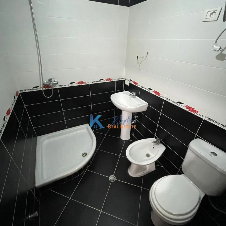 Tirane, jap me qera apartament 2+1+Ballkon Kati 5, 116 m² 600 € (Astir)