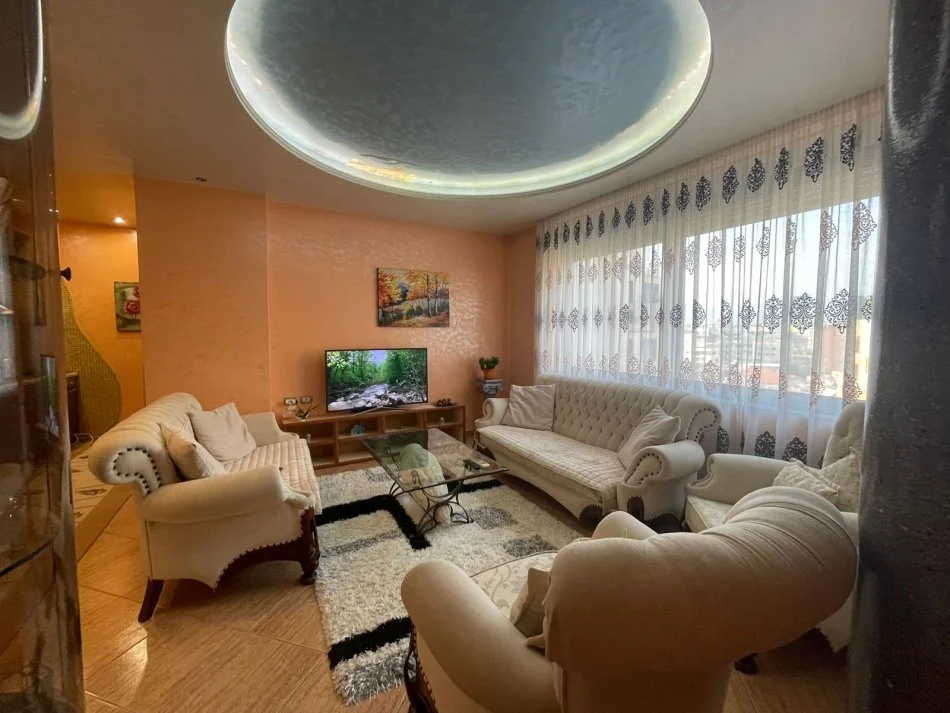 Tirane, jepet me qera 1+1+Ballkon Kati 9, 70 m² 700 € (rruga e kosovareve)