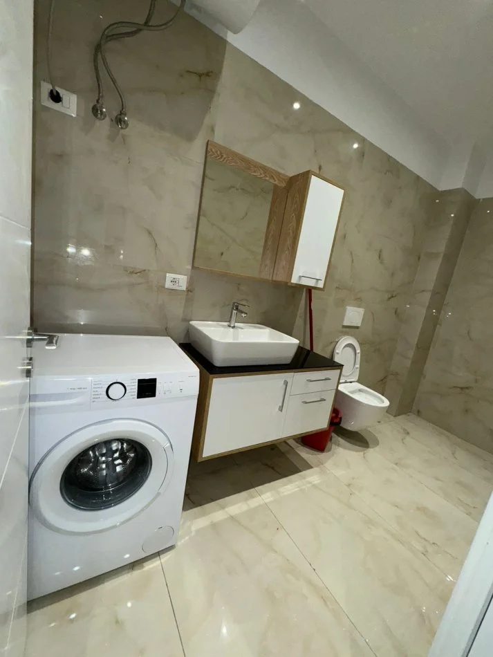 Tirane, jepet me qera apartament 1+1+Ballkon Kati 1, 74 m²  (Afer Kodres se Diellit)