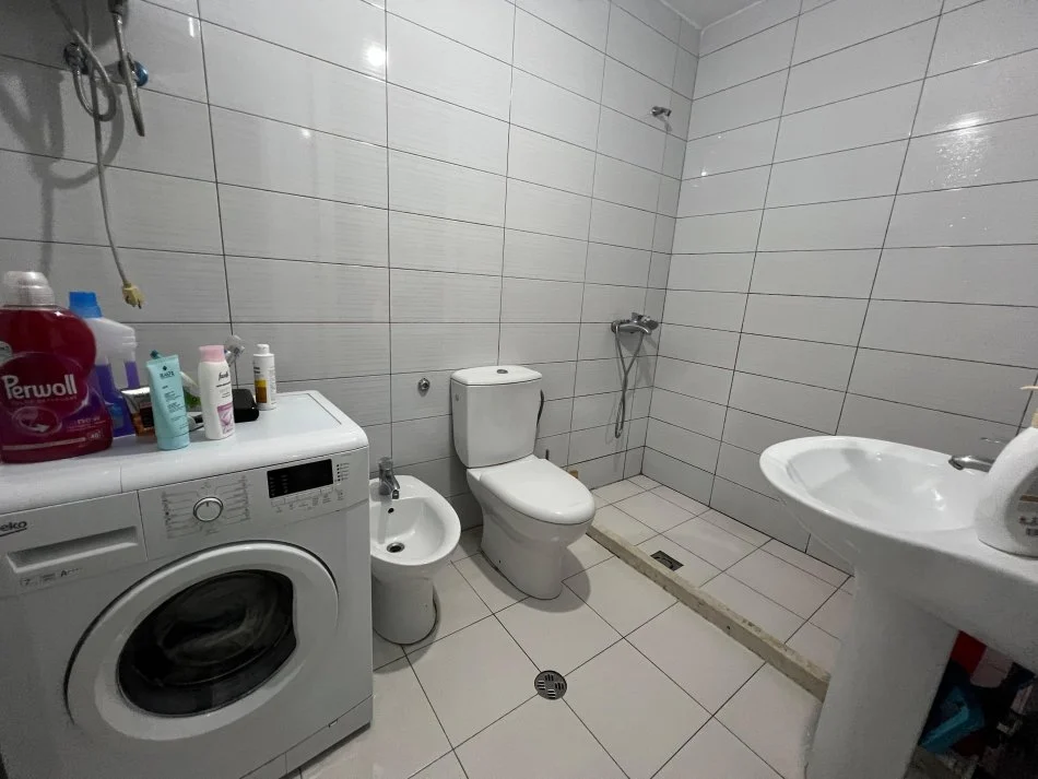 Tirane, jepet me qera apartament 2+1+Ballkon Kati 3, 75 m² 600€ (komuna e parisit)