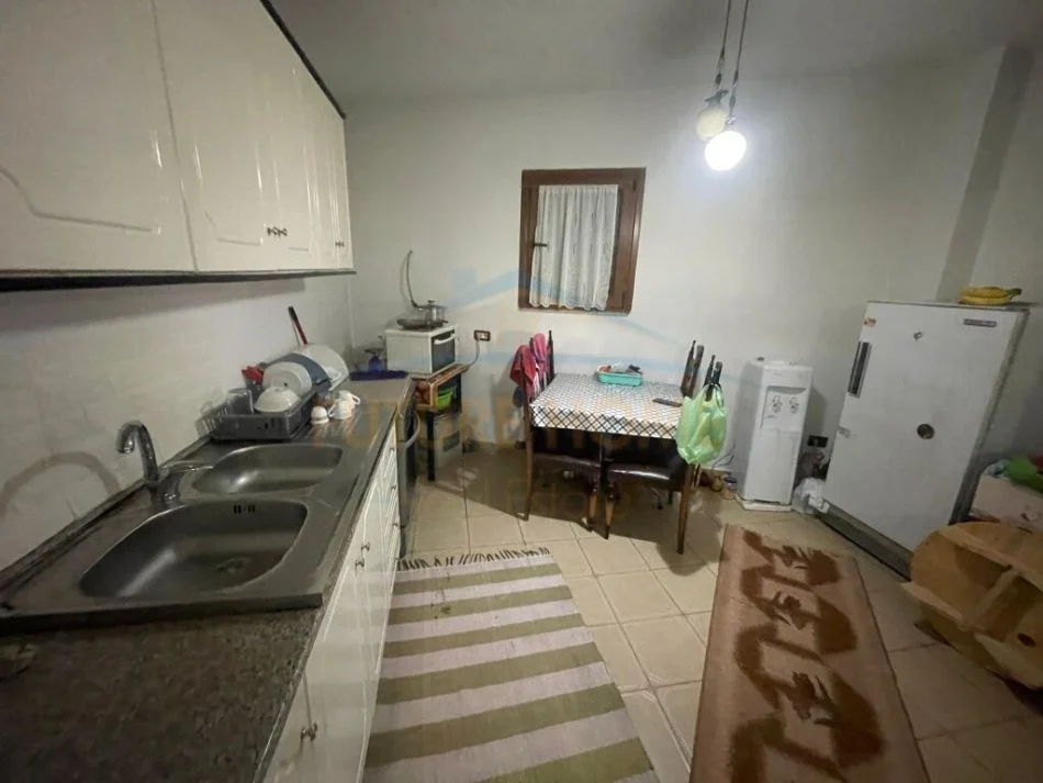 Korce, shitet apartament 2+1 Kati 2, 85.000 € (Lagjia 18, Korçë)
