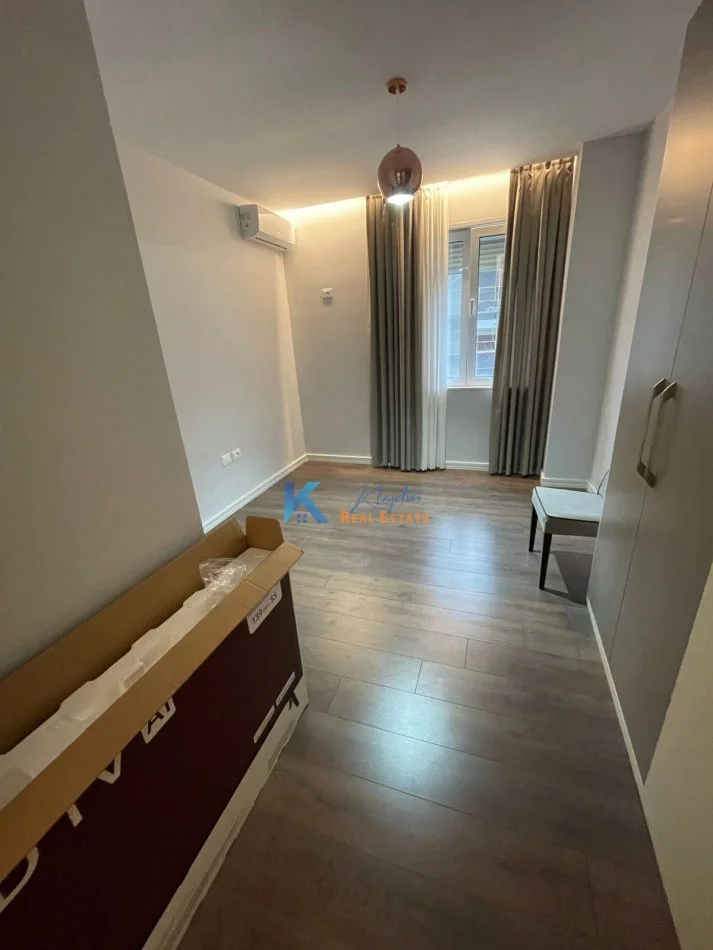 Tirane, jap me qera apartament 2+1+Ballkon Kati 5, 98 m² 650 € (Liqeni i Thate)