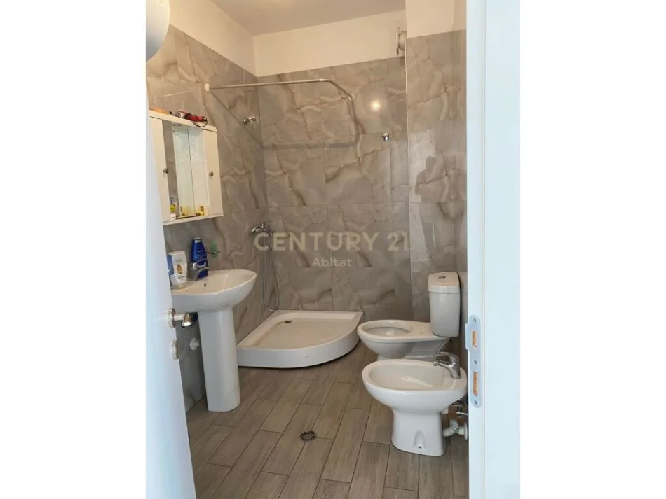 Tirane, shitet apartament 2+1+Ballkon Kati 6, 92 m² 150.000 € (Rruga Ali Demi)