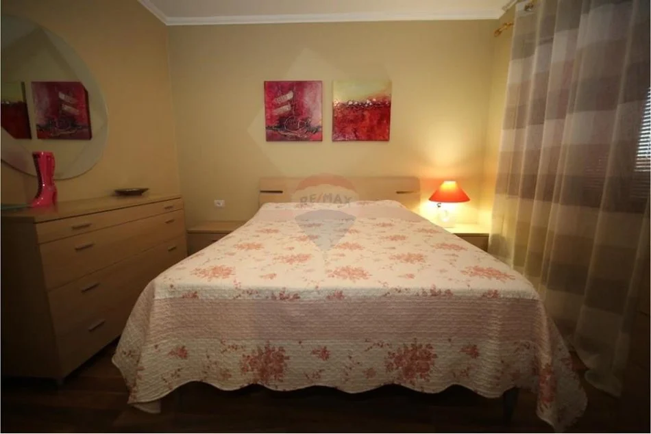 Tirane, jepet me qera apartament 2+1+Ballkon Kati 3, 98 m² 700 € (Rruga Tefta Tashko)