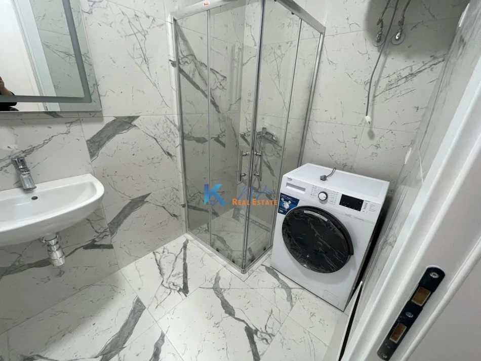 Tirane, jap me qera apartament 1+1 Kati 10, 60 m² 550 € (Kompleksi Arlis, Farmacia 10)