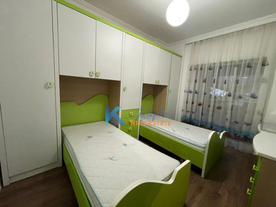 Tirane, jap me qera apartament 2+1+Ballkon Kati 2, 82 m² 600 € (Liqeni i Thate)