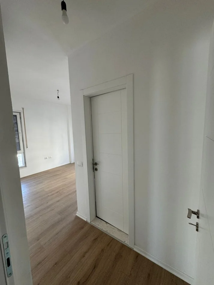 Tirane, jap me qera apartament 2+1+Ballkon Kati 4, 105 m² 500 € (Xhamllik)