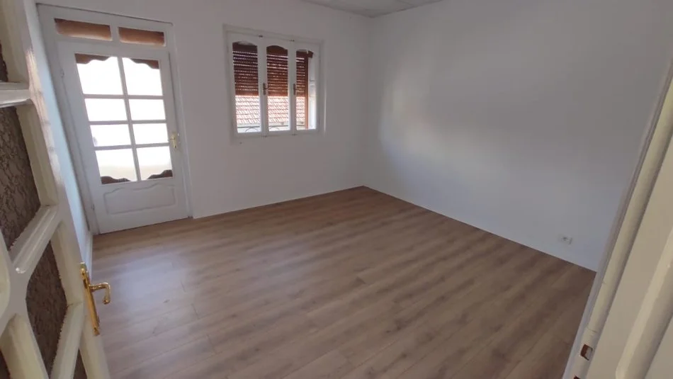 Tirane, jepet me qera Vile 3 Katshe Kati 1, 300 m² 1.500 € (Xhamllik, Rruga Arkitekt Sinani)