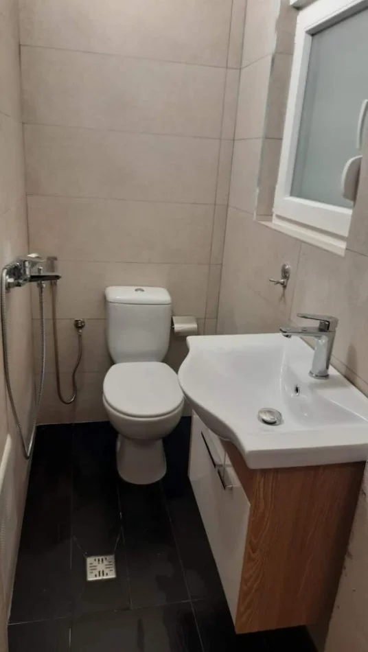 Tirane, jap me qera apartament 2+1+Ballkon Kati 1, 75 m² 610 € (21 Dhjetori)