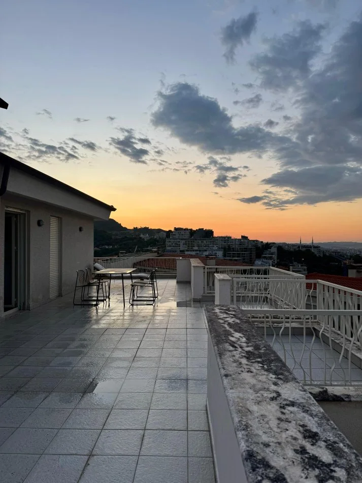 Tirane, jepet me qera apartament 2+1+Ballkon Kati 6, 140 m² 750 € (Liqeni, Rruga Peti)