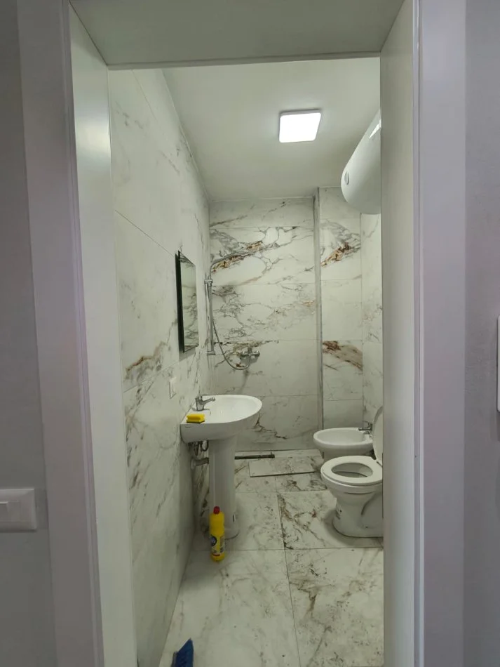 Tirane, jepet me qera apartament 1+1 Kati 5, 55 m² 520 € (Ali Demi, prane Fushes)