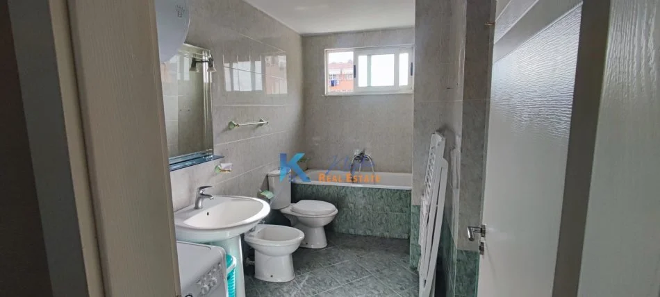 Tirane, jap me qera apartament 1+1+Ballkon Kati 9, 80 m² 550 € (Komuna e Parisit)