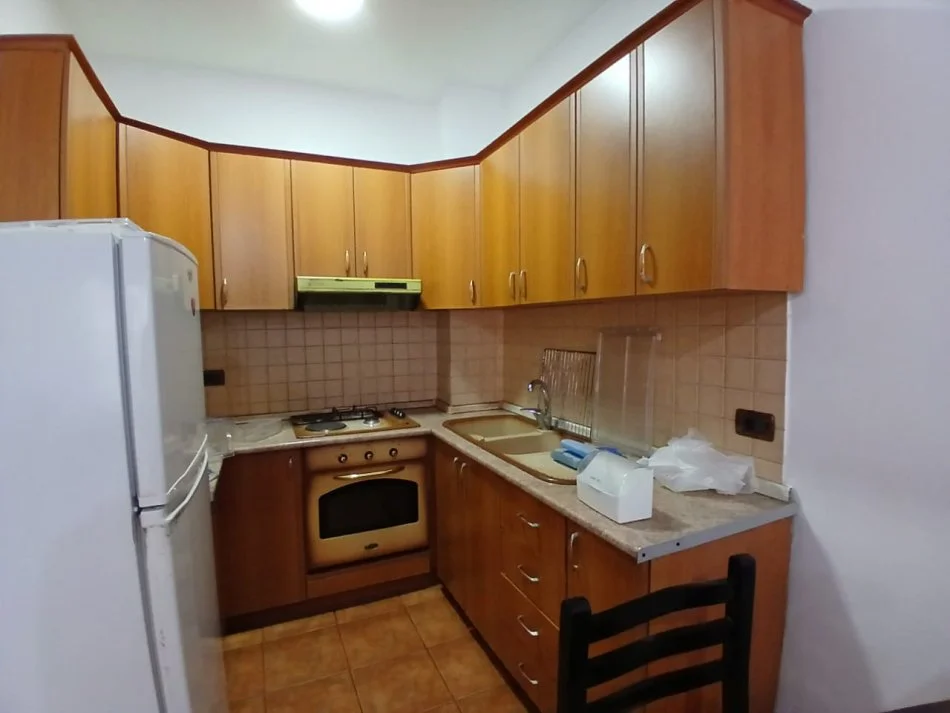Tirane, jepet me qera apartament 1+1 Kati 3, 70 m² 450 € (pazari i ri)