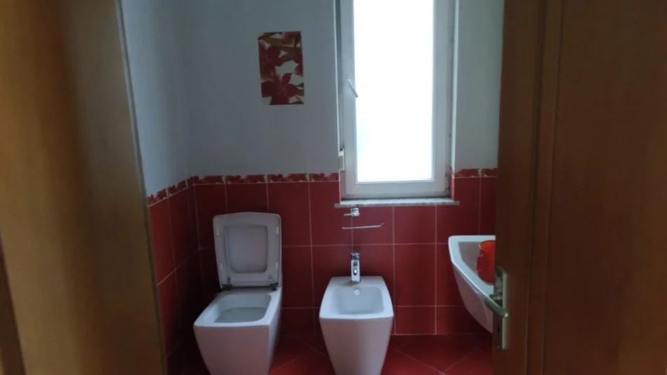 Tirane, jepet me qera Vile 5+1+Aneks+Ballkon Kati 4, 250 m² 1.000 € (Rruga Islam Rusi)