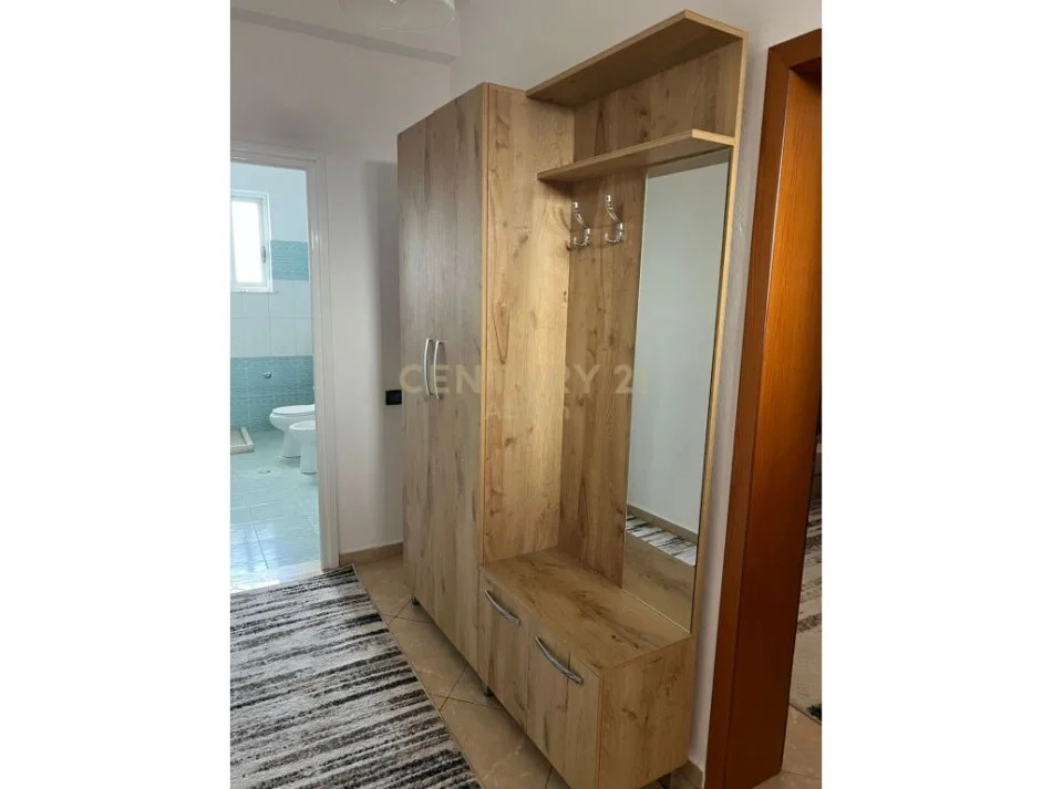 Tirane, jepet me qera apartament 1+1 Kati 4, 115 m² 500 € (APARTAMENT 1+1+ POST PARKIMI TEK RRUGA 5 MAJI)