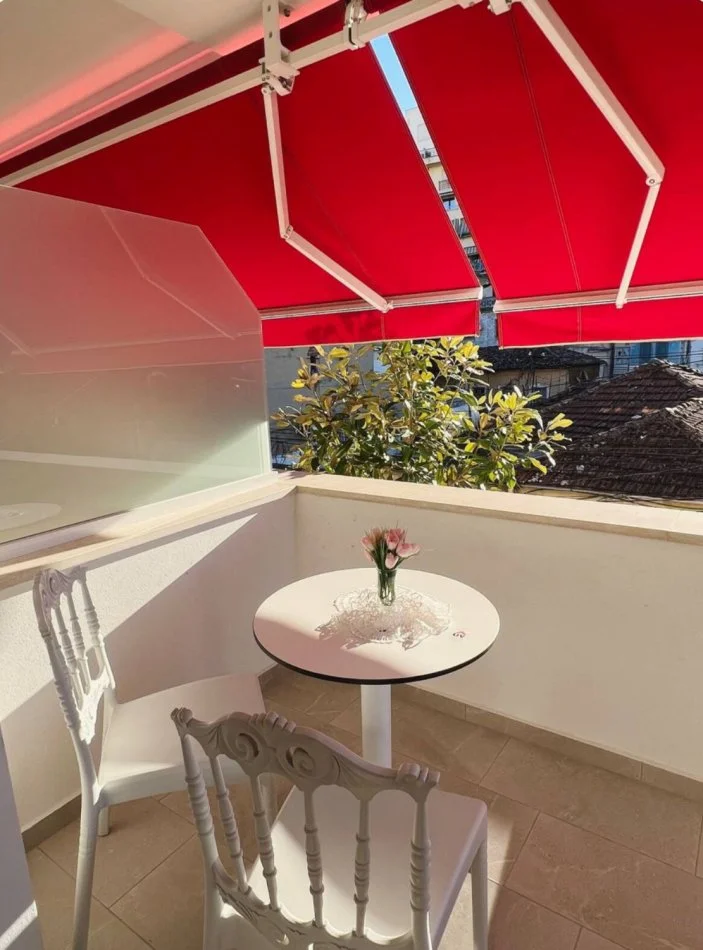 Tirane, jepet me qera apartament 2+1+Ballkon Kati 2, 95 m² 1.200 € (Rruga e Durresit)