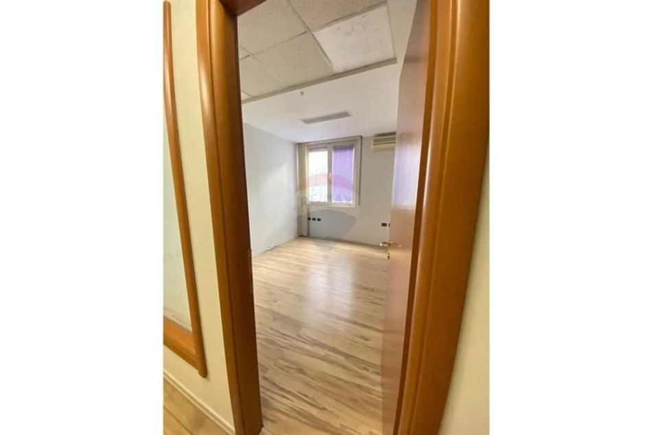 Tirane, shitet zyre Kati 0, 223 m² 780.500 € (Rruga Mustafa Matohiti)