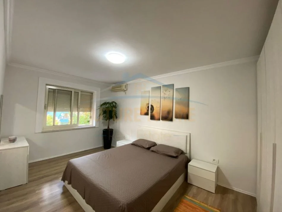 Tirane, jepet me qera apartament 2+1+Aneks+Ballkon Kati 4, 87 m² 700 € (blloku)