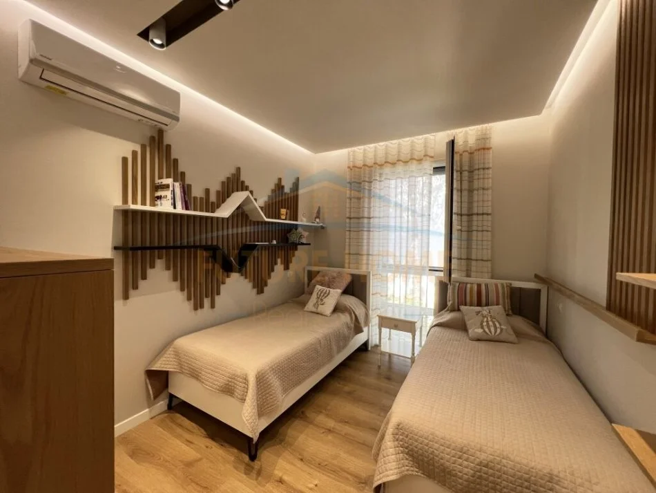 Gjiri Lalezit | Hamallaj, shitet apartament 2+1+Aneks+Ballkon Kati 1, 100 m² 320.000 € (san pietro gjiri i lalezit)