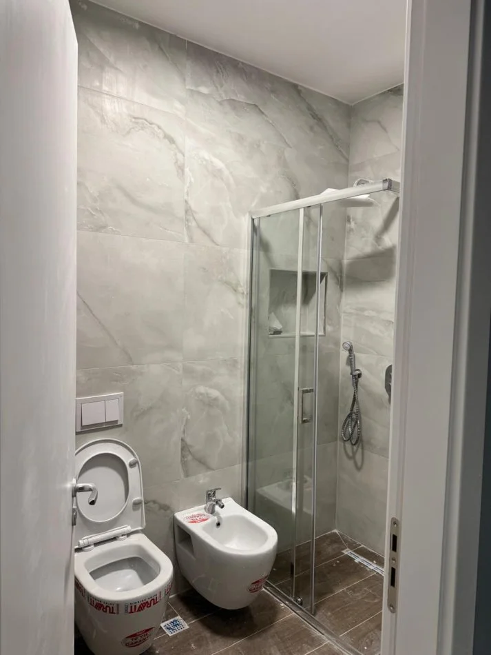 Tirane, jepet me qera 1+1 Kati 4, 70 m² 600 € (Don Bosko, Tirana Trio Tower)