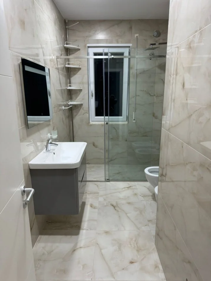 Tirane, jepet me qera apartament 2+1+2+ Ballkon Kati 3, 132 m² 1.000 € (Prane Xhamise, Selite e Vjeter)