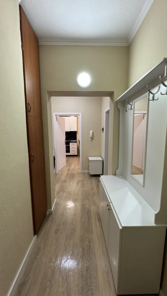 Tirane, jap me qera apartament 1+1+Ballkon Kati 5, 77 m² 60.000 Leke (21 Dhjetori)
