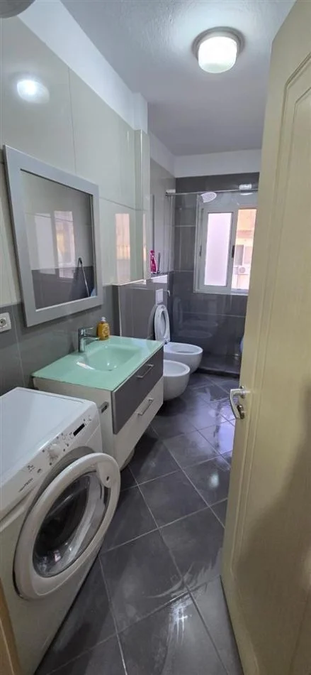 Tirane, jepet me qera apartament 1+1 Kati 3, 65 m² 600 € (Rruga e Durresit)