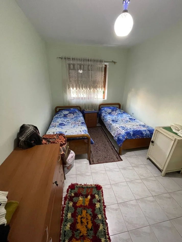 Shqiperi, shes apartament 2+1+Ballkon Kati 2, 89 m² (Rruga Foto Janku)