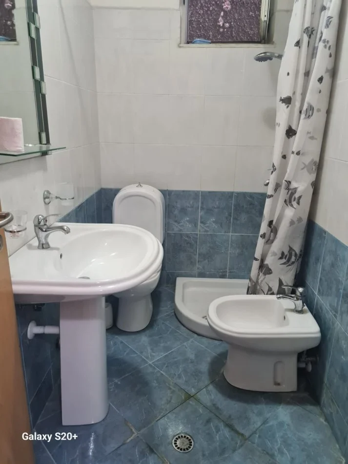 Tirane, jepet me qera Apartament 2+1+Ballkon, Kati 5 me Ashensor, 106 m² 700 € (Rruga Kosovareve, prane Hotel Dinasty)