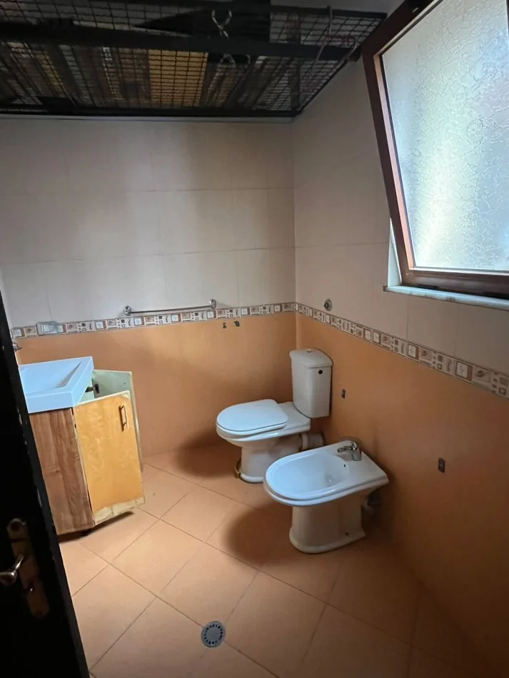 Tirane, jepet me qera Ambjent biznesi, Kati 1 buze rruges Kryesore, 175 m², 150.000 Leke (Rruga Myslym Shyri)