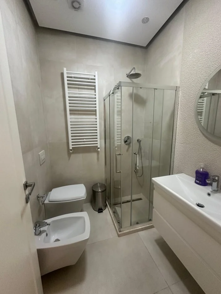 Tirane, jepet me qera apartament+verande | Penthouse 3+1 Kati 3, 200 m² 1.500 € (TEG)