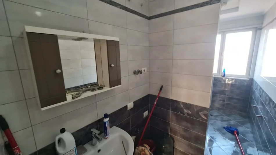 Tirane, jepet me qera per Zyre super Apartament 4+1, Kati 6 ne pallat te ri me ashensor, 178 m², 800 € (Don Bosko)