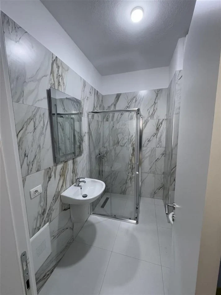 Tirane, jap me qera apartament 1+1+Ballkon Kati 5, 70 m² (Rruga Bardhyl, afer bar Oslo)