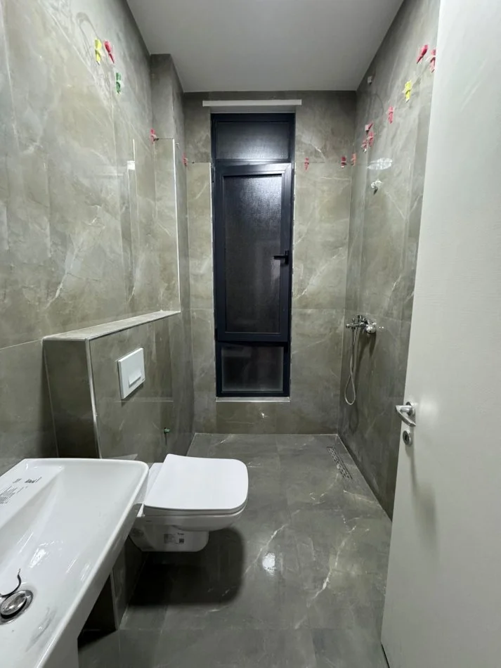 Tirane, jap me qera apartament 2+1+Ballkon Kati 2, 93 m² (Ish Sheshi Shqiponja)