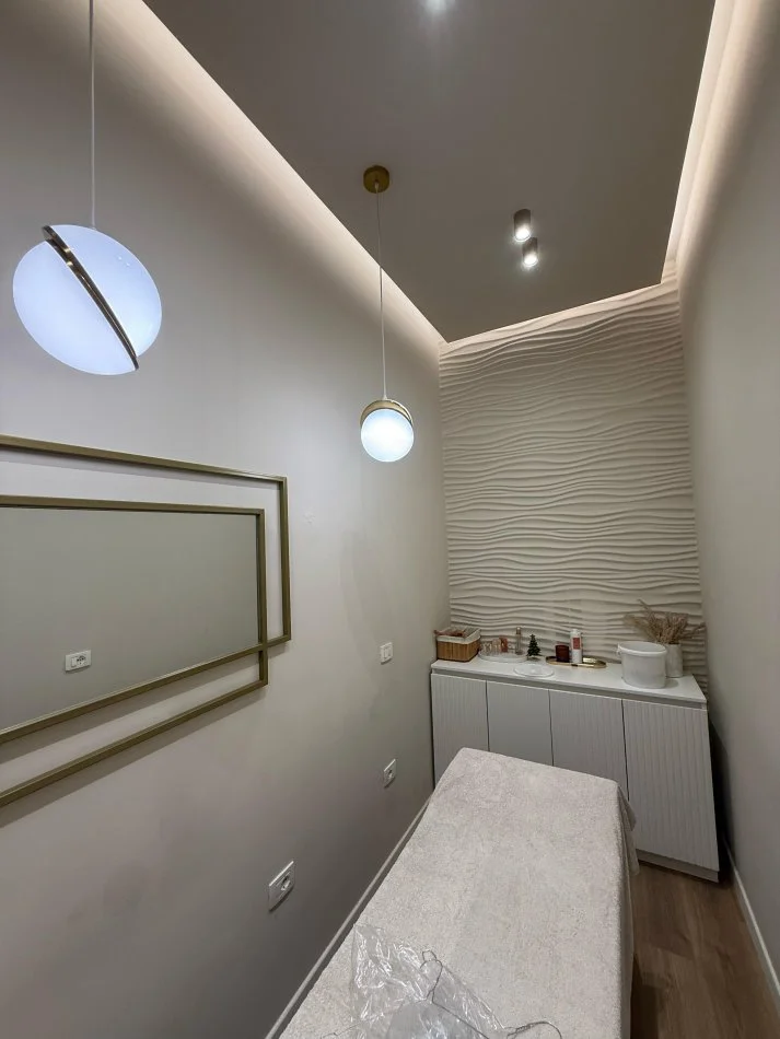 Tirane, jepet me qera ambjent biznesi Kati 1, 125 m² 2.000 € (Komuna e Parisit)