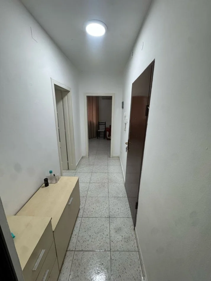 Tirane, jap me qera apartament 1+1 Kati 2, 60 m² (Rruga e Durresit, afer Ambasades Polake)