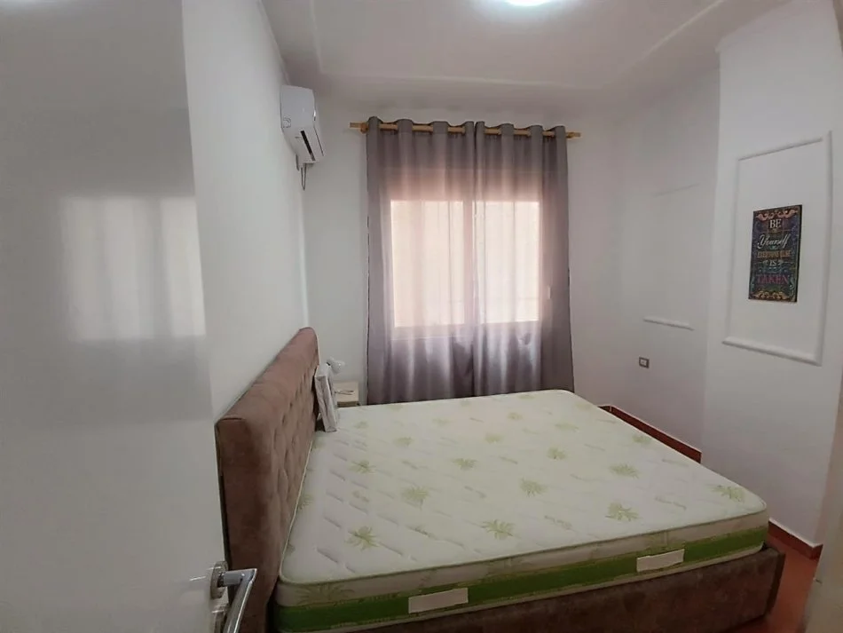 Tirane, jap me qera apartament 1+1+Ballkon Kati 2, 50 m² 500 € (Liqeni i Thate, Rruga Peti, afer Hotel Sokrati)