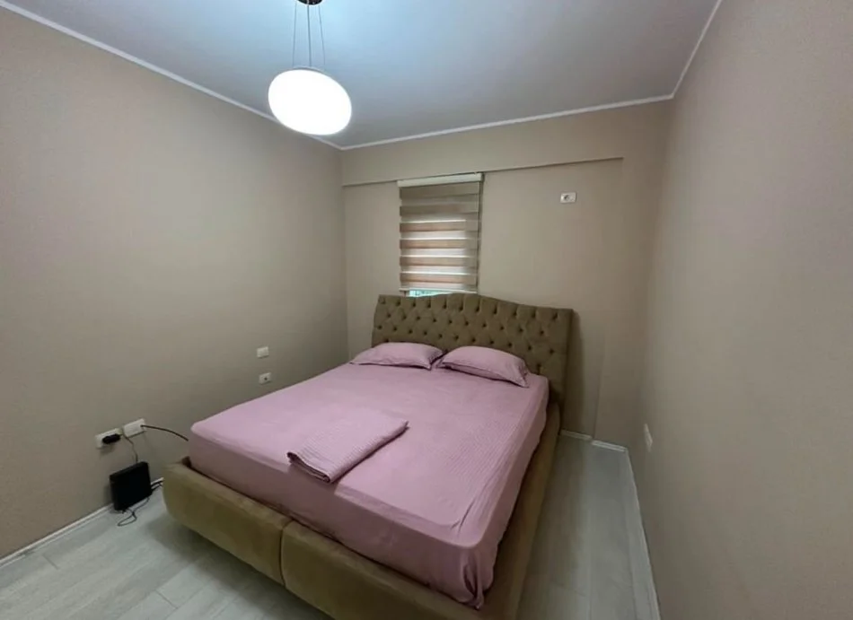 Tirane, jepet me qera apartament 3+1 Kati 4, 189 m² 1.300 € (Liqeni i Thate)