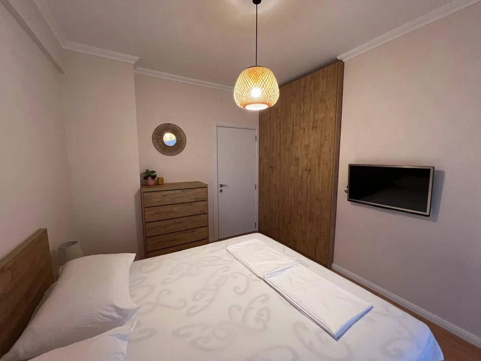 Tirane, jap me qera apartament 2+1+Ballkon Kati 4, 80 m² 800 € (Rruga Hoxha Tahsim, afer Optika Roma)