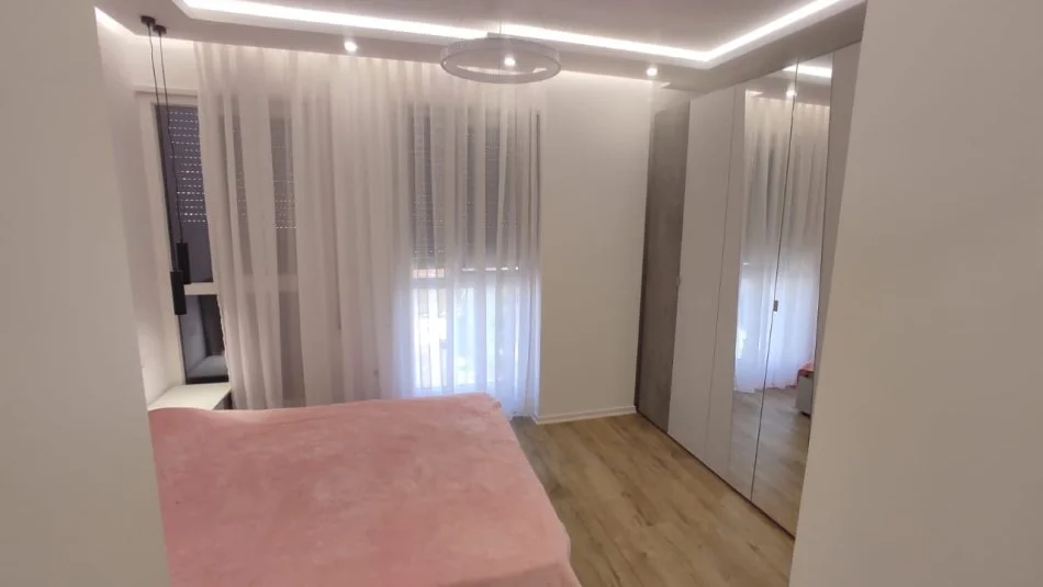 Tirane, jepet me qera apartament 1+1+Ballkon Kati 5, 65 m² 550 € (Don Bosko, Trio Tower Residence)