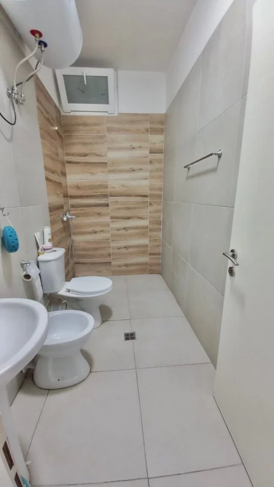 Tirane, jepet me qera apartament 1+1+Ballkon Kati 5, 68 m² 450 € (5 Maji)