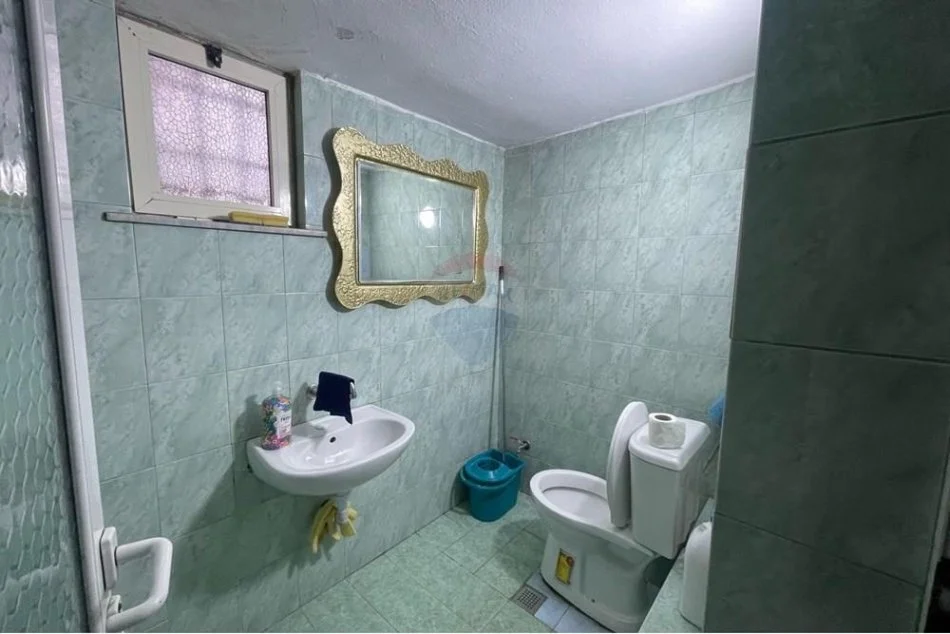 Tirane, jepet me qera dyqan Kati 0, 108 m² 700 € (Qendër)