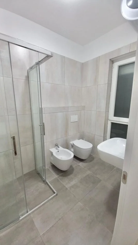 Tirane, jepet me qera apartament 2+1+Ballkon Kati 2, 95 m² 1.100 € (Liqeni i Thate)