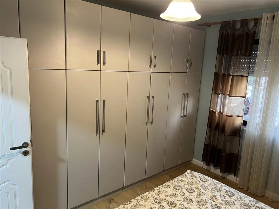 Tirane, jap me qera apartament 1+1+Ballkon Kati 4, 67 m² (Ish Parku i Auobuzave, afer shkolles Naim Frasheri)